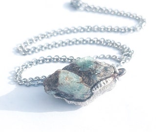 Collana con pendente di smeraldo grezzo in argento sterling, grande pietra grezza, collana di pietre portafortuna di maggio, gioielli con pietre preziose di smeraldo colate in sabbia