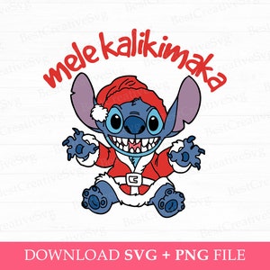 Peut inclure: Stitch, un personnage extraterrestre bleu du film Disney Lilo & Stitch, est habillé en costume de Père Noël rouge avec des garnitures blanches. Il sourit et a une expression espiègle sur son visage. Le texte "mele kalikimaka" est écrit en rouge, en cursive, autour de la tête de Stitch.