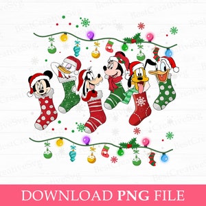 Può includere: Un'illustrazione a tema natalizio con Topolino, Minnie Mouse, Paperino e Pippo che indossano cappelli a calza rossi, verdi e bianchi e stanno in calze rosse, verdi e bianche con pois bianchi. I personaggi sono appesi a una vite verde con bacche rosse e luci natalizie gialle.