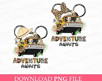 Könnte beinhalten: Ein digitales Design mit einem Cartoon-Bild von Mickey-Maus-Ohren mit einem Safari-Jeep und Figuren darin. Der Text "Adventure Awaits" ist in einer bunten Schrift mit Tierdruckbuchstaben geschrieben.