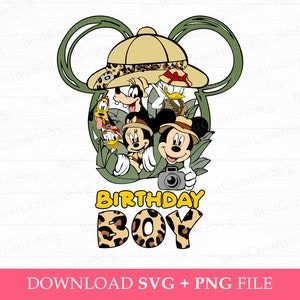 Peut inclure: Une silhouette de tête de Mickey Mouse verte avec un chapeau de safari et des animaux de la jungle à l'intérieur. Le texte "Birthday Boy" est écrit en lettres jaunes sur un fond à imprimé léopard.