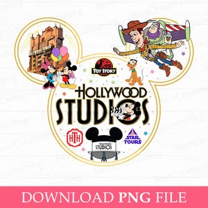 Puede incluir: Una silueta de oreja de Mickey Mouse dorada con varios personajes y atracciones de Disney en su interior. El texto "HOLLYWOOD STUDIOS" está en el centro de la silueta. Las atracciones incluyen: "Hollywood Tower Hotel", "Toy Story", "Star Tours" y "Hollywood Studios".
