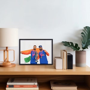 K&ouml;nnte beinhalten: Eine gerahmte Illustration von zwei M&auml;nnern, die eine Troph&auml;e und eine Flagge halten. Die M&auml;nner tragen blaue und orangefarbene Trikots mit Medaillen um den Hals. Die Flagge ist orange, wei&szlig; und gr&uuml;n mit dem Wort "Indien" darauf.