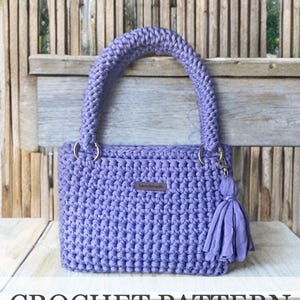 Create your own stylish crochet bag with this beginner-friendly crochet pattern. Featuring a sturdy shape, soft texture, and elegant handles, it’s the perfect DIY crochet pattern for making a handmade bag that stands out. Ideal as a gift for her or for yourself.