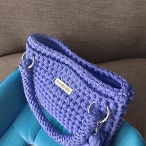 This crochet pattern guides you step-by-step to make a stylish and sturdy crochet purse with a sleek silhouette and chic tassel detail. Ideal for everyday wear, it’s a great project for pattern for beginners and a perfect idea for a unique crochet gift or trendy accessory.