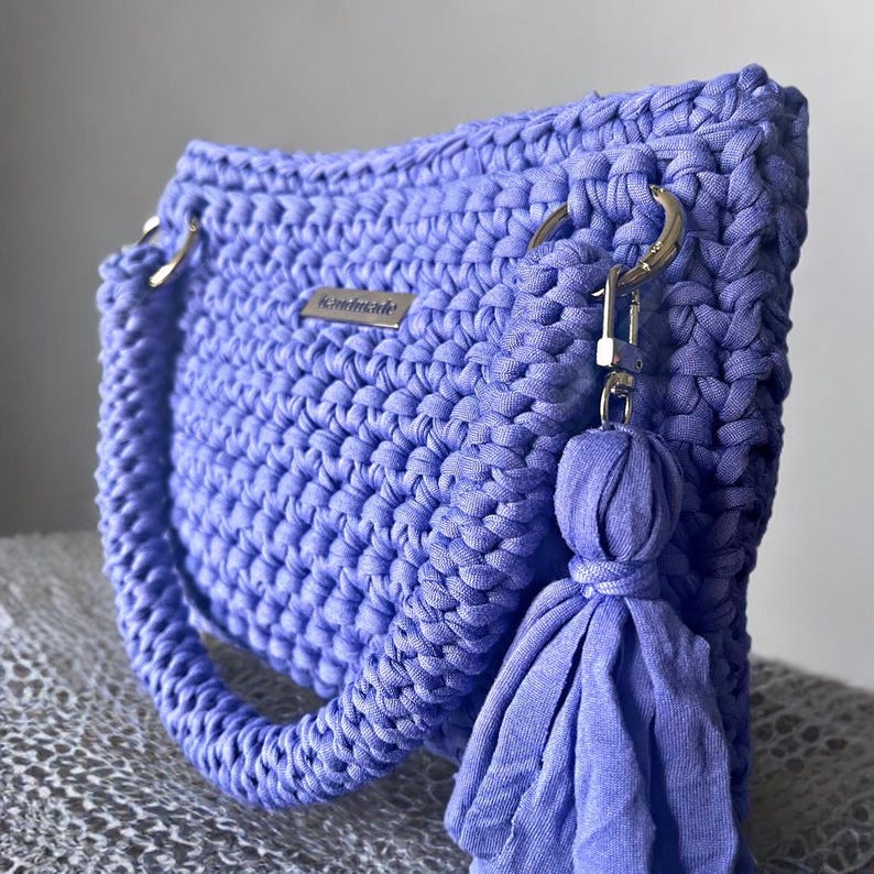 A must-have for crochet lovers, this pattern features detailed instructions to make a stylish crochet bag with a tassel and sturdy handles. It’s a colorful crochet bag design that suits both everyday use and special handmade gifts.