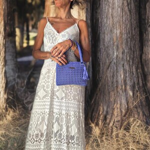 Download this bag crochet pattern and bring your dream handmade bag to life. The design is trendy, functional, and fun to make, making it an ideal DIY crochet pattern for crafting a unique crochet gift or eco-friendly bag alternative.