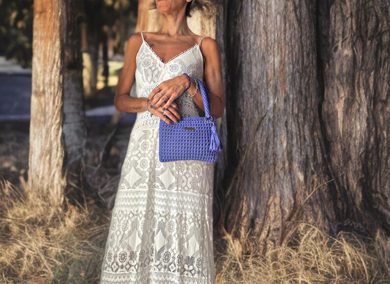 Download this bag crochet pattern and bring your dream handmade bag to life. The design is trendy, functional, and fun to make, making it an ideal DIY crochet pattern for crafting a unique crochet gift or eco-friendly bag alternative.