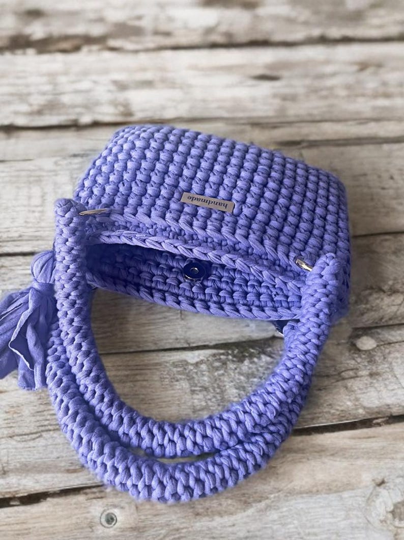 Perfect for beginners and experts alike, this crochet pattern lets you create a durable crochet bag with a timeless structure. The easy-to-follow guide makes it a great choice for crafting a cute crochet accessory or gift for crafters.