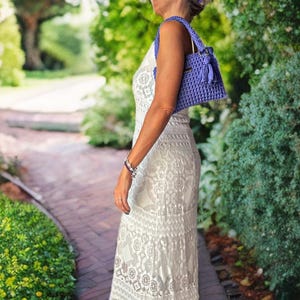 Make a fashion-forward crochet handbag using this detailed pattern. The design is elegant yet practical, with a soft, thick texture and stylish finish. Use it to create a festival bag, summer bag, or beautiful handmade piece to sell or gift.