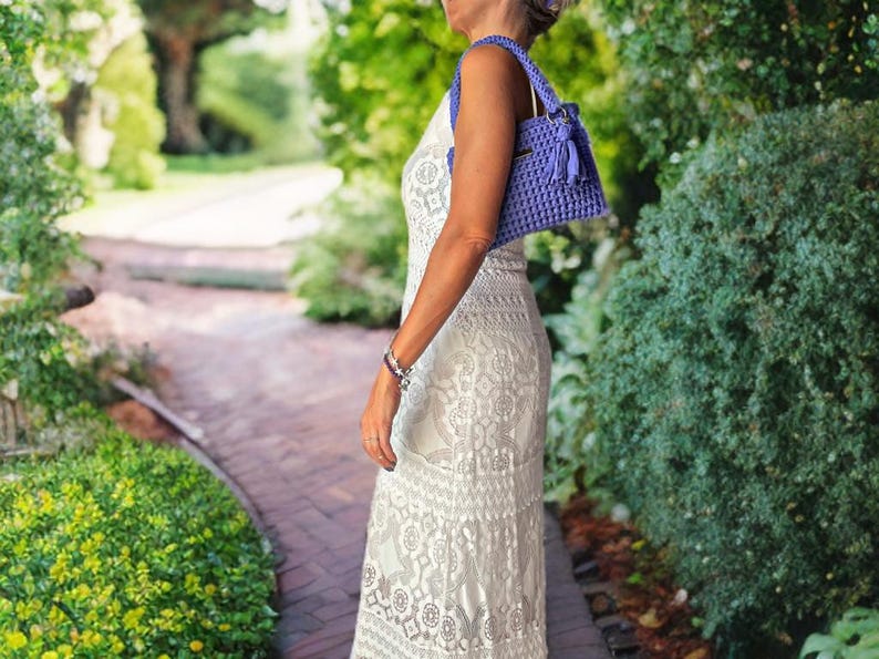 Make a fashion-forward crochet handbag using this detailed pattern. The design is elegant yet practical, with a soft, thick texture and stylish finish. Use it to create a festival bag, summer bag, or beautiful handmade piece to sell or gift.
