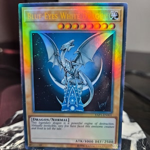 Drago Bianco Occhi Blu (Illustrazione Anniversario) - Ultra - Luce Stellare - Rara Segreta Prismatica - Comune - Singola o Playset - Orica Proxy