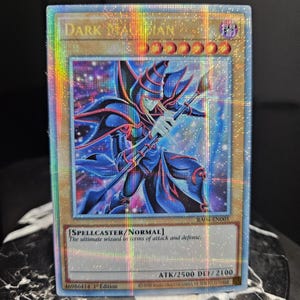 Mago Oscuro - RA04 / Estampida Arte Alternativo - Secreto Raro del 25.º Cuarto de Siglo - Luz Estelar Prismática - Orica Proxy