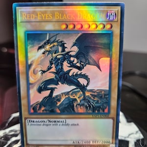 Drago Nero Occhi Rossi (Illustrazione Anniversario) - Ultra - Luce Stellare - Rara Segreta Prismatica - Comune - Singola o Playset - Orica Proxy