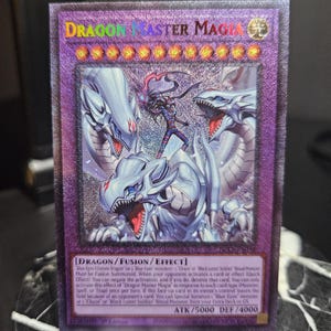 Dragon Master Magia - Platinum Secret Rare - Secret rare du 25e quart de siècle - Prismatic Starlight - Ultra - Common - Orica Proxy