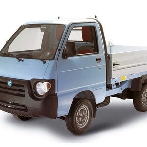 Può includere: Un camioncino pick-up blu chiaro con un cassone e una cassa in metallo argentata. Il camioncino ha un paraurti anteriore nero e una griglia nera con un emblema argentato.