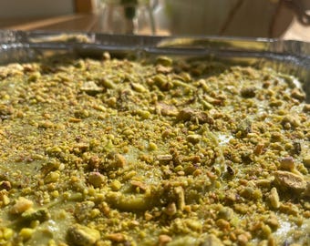 Old School Sponge Cake with Pistachio Buttercream – Retro Tray Bake (UK Only)