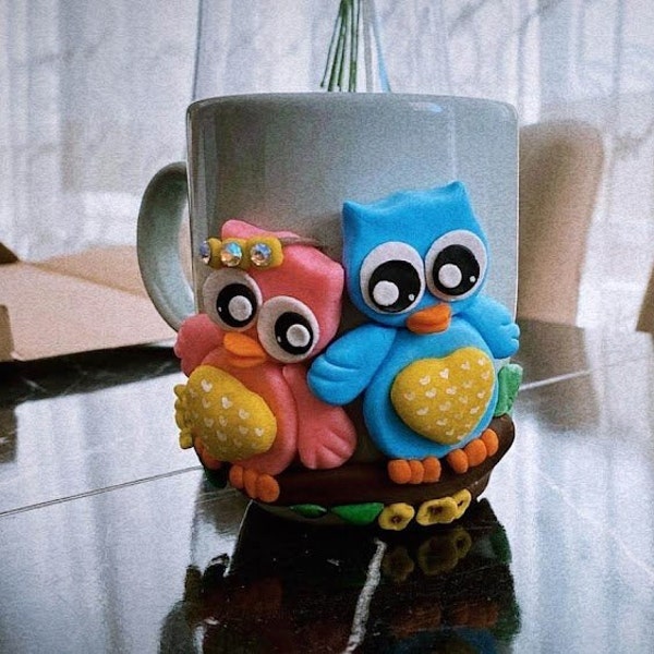 mugs de chouettes colorées amoureuses en pâte polymère et porcelaine froide