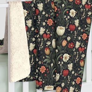 Medieval Floral Sherpa Fleece Blanket: Cozy Throw