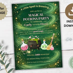 Puede incluir: Invitación verde con el texto "A Little Spell is Brewing..." y "MAGICAL POTIONS PARTY" para celebrar el quinto cumpleaños de Carly. Incluye ilustraciones de un caldero, pociones y una escoba.