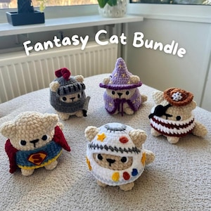 Op de afbeelding: Een verzameling van vijf gehaakte kattenbeeldjes, elk gekleed in een fantasiethema. De kostuums omvatten een ridder, een tovenaar, een superheld, een ruimteverkenner en een piraat. De tekst "Fantasy Cat Bundle" staat erboven.