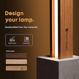 Pu&ograve; includere: Progetta la tua lampada. Realizzata a mano con materiali pregiati. Scegli tra legno massello o cemento. I tipi di legno includono noce, acero e quercia. La lampada &egrave; mostrata con una base in cemento e uno stelo in legno con una striscia luminosa.