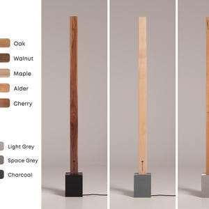 Lampada da terra in legno realizzata a mano, con LED dimmerabile e base in cemento. immagine 6