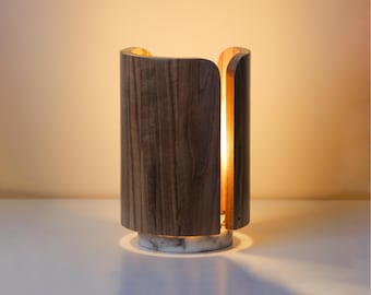 Handgefertigte Holz Tischlampe – Walnuss & Carrara-Marmor, modernes Ambientelicht, Massivholz und Naturstein, minimal Wohnzimmer/Nachttisch