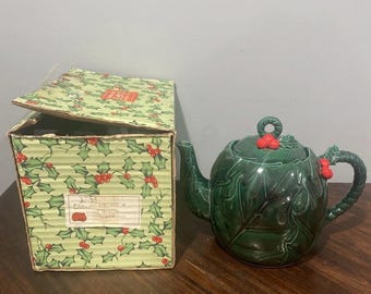 Zabytkowy czajniczek Lefton 7” Holly Berries – nr 1357 w oryginalnym pudełku – PRZECZYTAJ