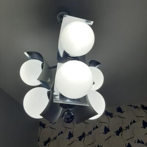 Grote vintage lamp, lamp met zes glazen bollen, vintage chromen plafondlamp jaren 60