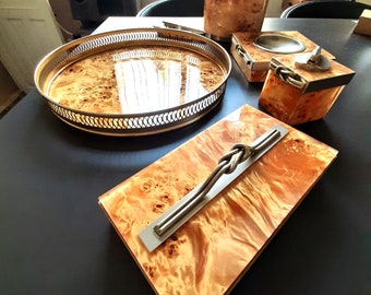 bandeja vintage, cubitera de hielo, caja, cenicero y juego de encendedor de madera sintética de los años 60 y decoraciones de metal