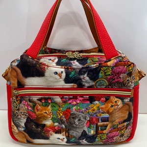 Bolso bandolera multicompartimento hecho a mano con gatitos en la biblioteca, de piel sintética, con asa superior, 4 compartimentos con cremallera, bandolera de 152 cm.