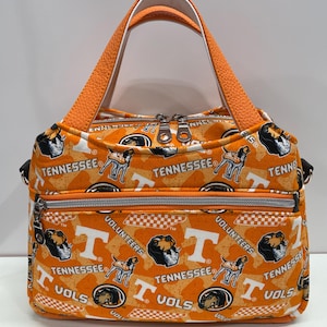 Bolso multicompartimento hecho a mano de Tennessee Volunteers (edición naranja). Bolso bandolera con asa superior, 4 compartimentos con cremallera y correa de 152 cm.