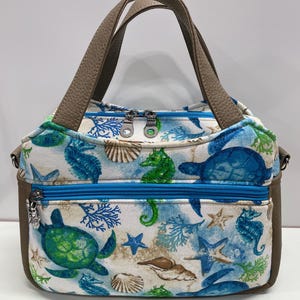 Bolso de verano con múltiples compartimentos hecho a mano con tortugas marinas y amigos en la playa. Bolso bandolera con asa superior de piel sintética color caqui. Regalos para ella