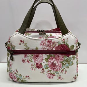 Bolso bandolera de piel sintética con múltiples compartimentos, hecho a mano, con rosas de primavera y verde, con asa superior, 4 compartimentos con cremallera y bolso bandolera de tela de 60"