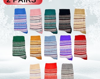 Puede incluir: Dos pares de calcetines de colores con patrones. Los calcetines están hechos de un tejido suave y de punto y presentan una variedad de colores y diseños, incluyendo azul, verde, rojo, amarillo y morado. Los calcetines están dispuestos en dos filas de seis, con cada fila con un color y un patrón diferente.