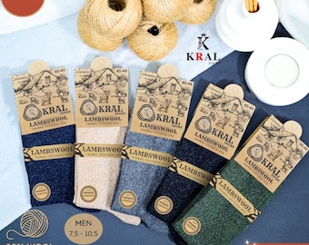 Puede incluir: Cinco pares de calcetines térmicos hechos con 80% de lana. Los calcetines son de diferentes colores: azul marino, beige, gris y verde. Los calcetines tienen una nariz sin costuras y son perfumados. El embalaje incluye el nombre de la marca "KRAL" y el texto "LAMBSWOOL".