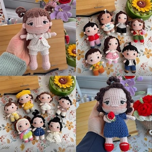 Op de afbeelding: Een verzameling handgemaakte gehaakte poppen in verschillende outfits en kapsels. De poppen zijn voornamelijk in tinten bruin, wit, blauw, geel en roze. Sommige poppen hebben vlechtjes, andere krullend haar. De poppen zijn geplaatst op een houten oppervlak en bloemmotiefstof.