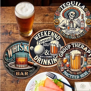 Peut inclure: Plusieurs dessous de verre décoratifs avec des motifs variés. L'un d'eux représente un squelette avec un sombrero et le mot "TEQUILA". D'autres présentent des textes tels que "WHISK(E)Y BAR", "Weekend Forecast Golf & Drinking", et "Group Therapy Practiced Here".