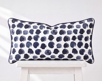 Kissenbezug mit bunten Punkten – Handgefertigtes Dekokissen – Boho-Stil – Zierkissen für Sofa oder Bett – Paspelierung