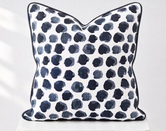 Kissenbezug mit bunten Punkten – Handgefertigtes Dekokissen – Boho-Stil – Zierkissen für Sofa oder Bett – Paspelierung