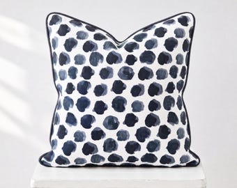 Kissenbezug mit bunten Punkten – Handgefertigtes Dekokissen – Boho-Stil – Zierkissen für Sofa oder Bett – Paspelierung