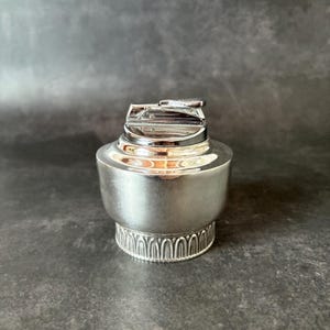 ヴィンテージ シルバーメッキ テーブルライター | ミッドセンチュリー デスクアクセサリー | 装飾的なコレクターズアイテム ライター | 未チェック状態