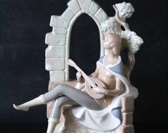 Porzellanfigur eines Minnesängers Sonata claro de Luna, eines Troubadours, eines Musikers oder eines hübschen Jugendlichen REX Valeicia. Hergestellt in Spanien