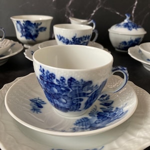 Royal Copenhagen Blå Blomst, Blue Flower, Blue Fluted Porcelain Set for 6, 21 pieces.