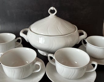 Peut inclure: Une soupière en porcelaine blanche avec un couvercle et un ensemble de bols et de soucoupes à soupe en porcelaine blanche.