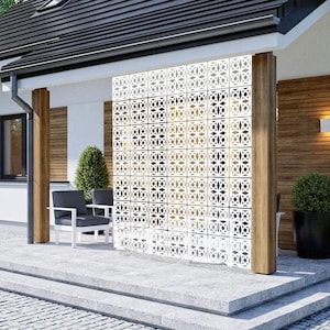 Puede incluir: Vista exterior de una casa moderna con fachada blanca, tejado oscuro y una pantalla decorativa blanca. El porche cuenta con escalones de piedra gris, asientos y plantas en macetas. El diseño incorpora detalles en madera y una estética contemporánea.