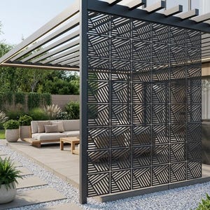 Könnte beinhalten: Ein dunkelgrauer Sichtschutz aus Metall mit einem sich wiederholenden geometrischen Muster aus diagonalen Linien in quadratischen Paneelen. Der Sichtschutz ist als vertikale Trennwand in einer Pergola-Struktur im Außenbereich montiert.