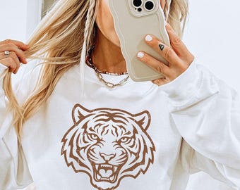 Retro Tiger Face Mascot Sweatshirt Seventies Style Animal Graphic Top Nostalgic Block Print Shirt Linocut Sweater Wildlife Crewneck