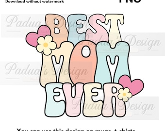 Puede incluir: Un diseño gráfico colorido con el texto "BEST MOM EVER" en estilo retro. Las letras están delineadas en negro y rellenas con colores pastel. Hay dos corazones rosas con flores blancas en el diseño.